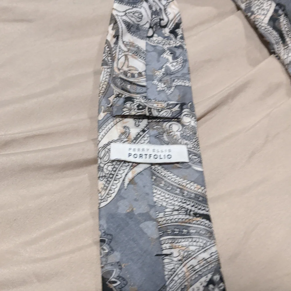 Grey, white, and black Perry Ellis Portfolio tie - Picture 2 of 2